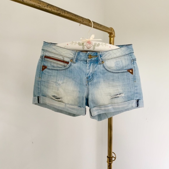 Mid rise Jean shorts - Picture 2 of 5
